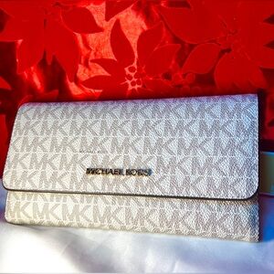 NWT 💛Michael Kors Vanilla LG trifold signature wallet Saffiano leather